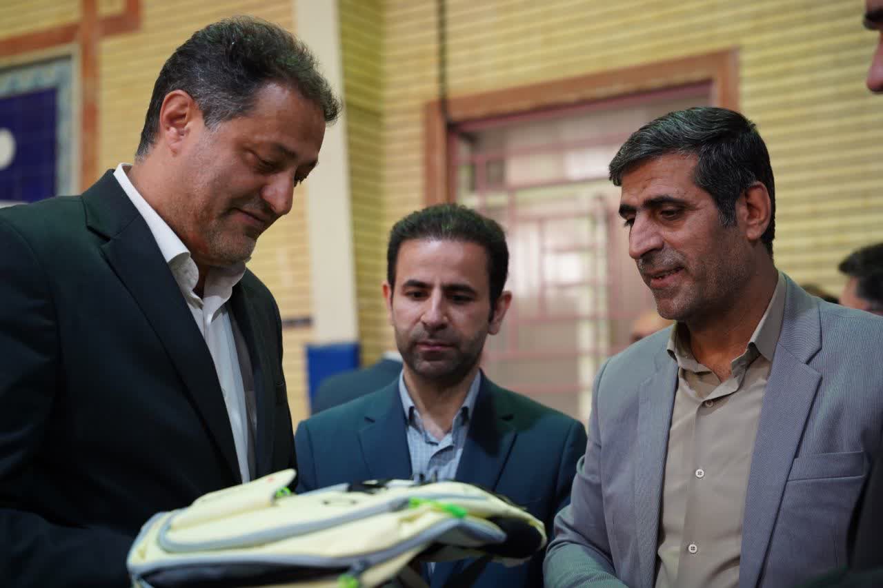 «مهـر سپه» پای کار آینده‌سازان لرستان؛ اهدای ۶۰۰ بسته تحصیلی به دانش‌آموزان