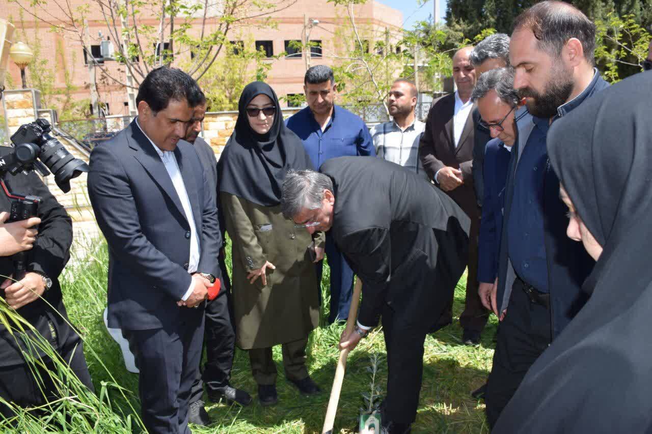 غرس نهال به یاد رهبر شهید انقلاب در پویش ملی «باغ امین» با حضور استاندار لرستان در خرم‌آباد